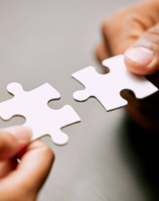 Pièces de puzzle qui s’assemblent